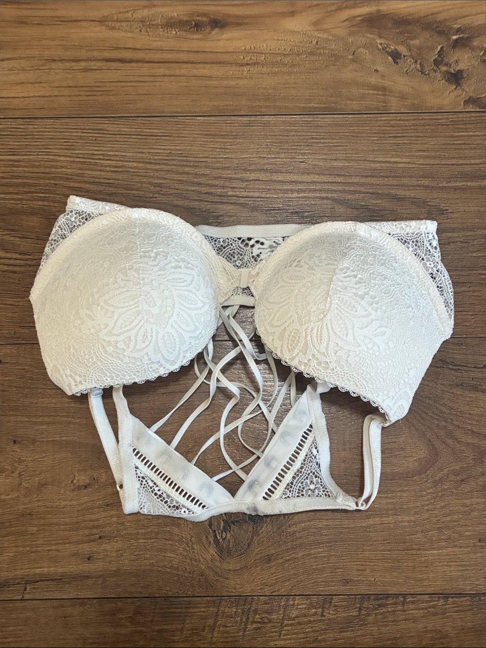 Victoria's Secret Very Sexy push-up bra features size 34C